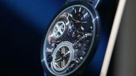 Este o creatie uimitoare. Cum arata ceasul care are doar 2 milimetri <span style='background:#EDF514'>GROS</span>ime. Costa peste 700.000 de euro