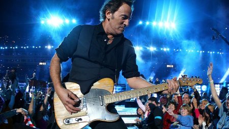 <span style='background:#EDF514'>BRUCE</span> Springsteen a semnat, in timpul unui concert, scutirea pentru scoala a unei fete de 11 ani | VIDEO