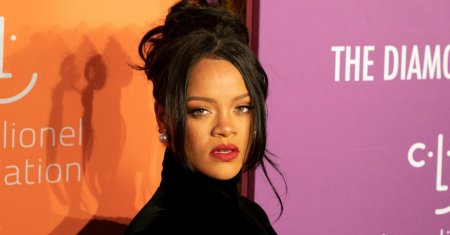 Rihanna si-a batut joc de religia <span style='background:#EDF514'>CATOLICA</span>! Imbracata in calugarita, si-a aratat sanii, spre socul tuturor: Asa ceva e lipsit de respect