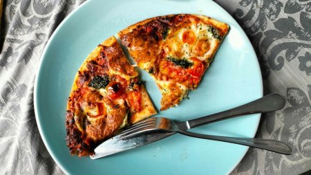 <span style='background:#EDF514'>METO</span>da ingenioasa pentru a incalzi perfect pizza: ai nevoie de doua cuburi de gheata