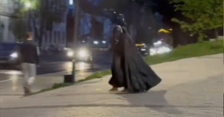 Imagini virale de la Cluj. Darth Vader, la o plimbare de seara. 