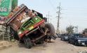 Un camion s-a prabusit intr-o prapastie din Pakistan. Cel putin 17 morti si 41 de <span style='background:#EDF514'>RANITI</span>, au anuntat autoritatile locale