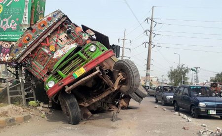 Un camion s-a prabusit intr-o <span style='background:#EDF514'>PRAPASTIE</span> din Pakistan. Cel putin 17 morti si 41 de raniti, au anuntat autoritatile locale