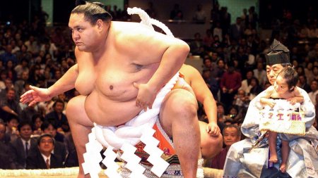 A murit Akebono, primul mare campion de sumo venit din afara Japoniei. <span style='background:#EDF514'>URIASUL</span> de 203 cm si 233 kg avea 54 de ani