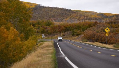 Un schior american de 21 de ani a murit dupa ce a incercat sa sara peste o autostrada din Colorado