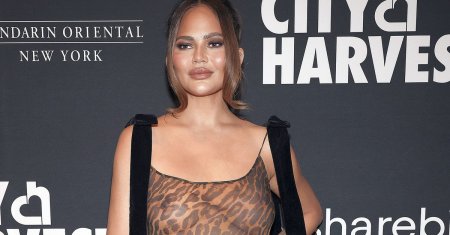 Chrissy Teigen, cu sanii in vant pe covorul rosu! De cand s-a operat nu mai porta sutien