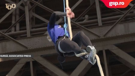 O alpinista a doborat recordul mondial de catarare pe franghie prin escaladarea Turnului Eiffel