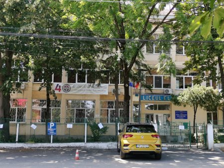 Doua eleve au ajuns la spital, dupa ce un coleg de clasa a X-a a pulverizat spray lacrimogen in <span style='background:#EDF514'>TOALE</span>ta, la Liceul Electrotimis din Timisoara