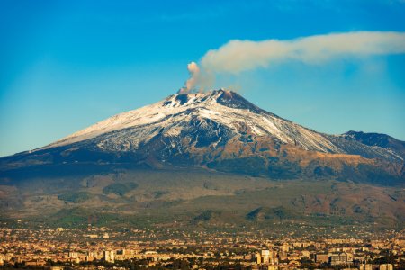 Vulcanul Etna – localizare, istoria <span style='background:#EDF514'>ERUPTII</span>lor, curiozitati