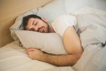 Expert <span style='background:#EDF514'>YOGA</span> recomanda o tehnica pentru un somn linistit
