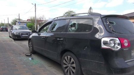 Un individ din Bacau a distrus sase autoturisme, enervat ca se certase cu fosta iubita. Paguba: 20.000 de euro