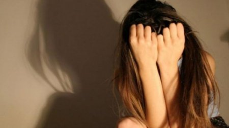 Un barbat si-a constrans iubita sa se prostitueze in Italia. Cand ea a refuzat, i-a amenintat rudele