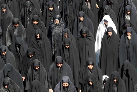 Iranul ameninta cu masuri ferme pentru nerespectarea codului vestimentar. Fetele si femeile, indemnate sa adere la valorile m<span style='background:#EDF514'>ORALE</span>