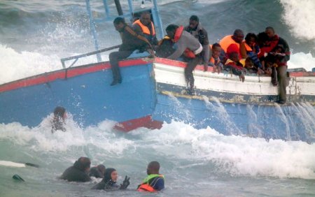 Noua morti, inclusiv un bebelus, dupa ce o am<span style='background:#EDF514'>BARCA</span>tiune cu imigranti s-a scufundat in Marea Mediterana, in largul insulei Lampedusa