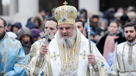 Patriarhul Daniel cere cresteri de <span style='background:#EDF514'>SALARII</span> pentru personalul neclerical din biserici. Cat castiga cei mai multi dintre preoti