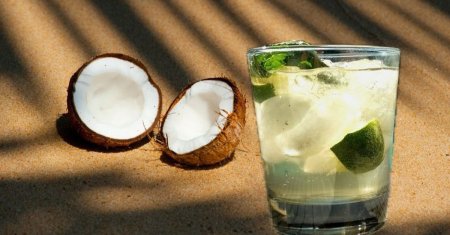 De ce recomanda <span style='background:#EDF514'>NUTRITIONIST</span>ii sa consumi apa de cocos. Care sunt beneficiile