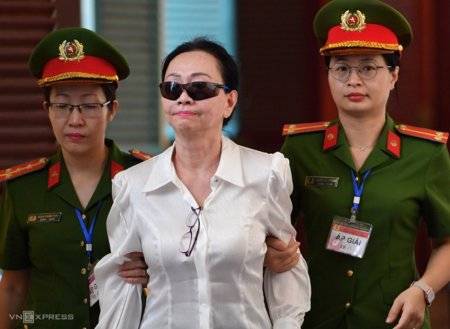 O magnata imobiliara din Vietnam a fost condamnata la moarte, in cea mai mare <span style='background:#EDF514'>FRAUDA</span> financiara din tara