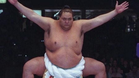 Campionul de sumo Akebono <span style='background:#EDF514'>TARO</span> a murit la varsta de 54 de ani