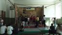 Elevii de la un liceu din Targu Mures au un panou de catarat in sala de sport si isi testeaza limitele. 