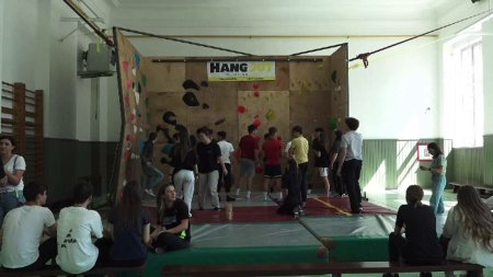 <span style='background:#EDF514'>ELEVII DE LA</span> un liceu din Targu Mures au un panou de catarat in sala de sport si isi testeaza limitele. Ceva nou