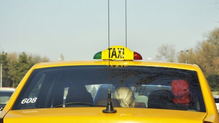 Un taxi cu trei pasageri s-a rasturnat pe podul de la <span style='background:#EDF514'>MEDGIDIA</span>. O persoana, transportata la spital