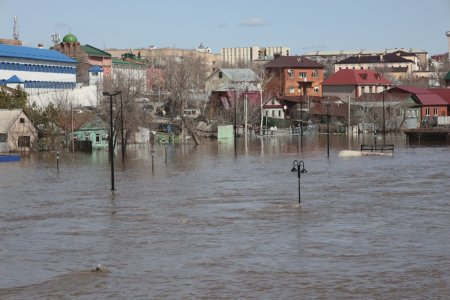 Inundatii in Rusia: aproape 12.000 de case au fost afectate, iar alte cateva mii sunt in pericol. Nivelul <span style='background:#EDF514'>FLUVIU</span>lui Ural continua sa creasca