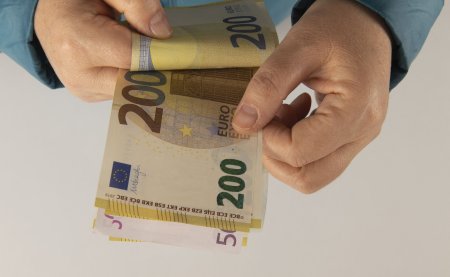 Euro a coborat la cel mai scazut nivel din acest an, dupa ce s-a prabusit in raport cu dolarul