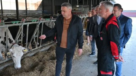 Florin <span style='background:#EDF514'>BARBU</span>, ministrul Agriculturii, vizita la Ferma Viscu din Dinias: Produce romaneste si traieste romaneste!