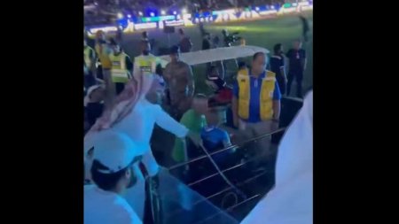 Suporter arab, suprins cand a biciuit un fotbalist pe teren. Scene socante surprinse la finalul Supercupei Arabiei Saudite