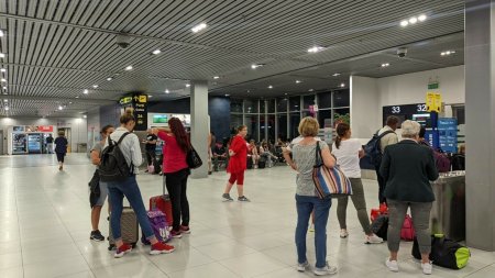 Ce au gasit va<span style='background:#EDF514'>MESI</span>i de pe Otopeni in bagajele unor pasagere venite din Istanbul. Valoreaza aproape 250.000 de euro