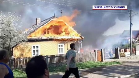 Un incendiu puternic a mistuit trei gospodarii din judetul Suceava. Un barbat de 29 de ani a suferit o <span style='background:#EDF514'>INTOXICAT</span>ie cu fum