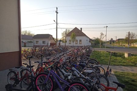Imagini cu zeci de biciclete in fata unei scoli dintr-o comuna din Arad, unde autoritatile spun ca jumatate dintre elevi pedaleaza