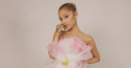 Ariana <span style='background:#EDF514'>GRAND</span>e si-a pus pe ea o floare de 7.000 $