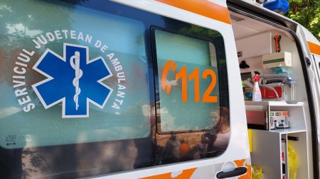 Un copil de 9 ani a fost lovit de un <span style='background:#EDF514'>MICROBUZ</span> de transport elevi, in Olt. Victima a fost transportata la spital