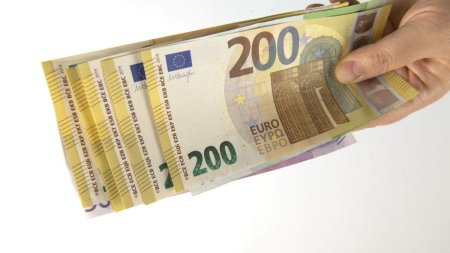 Euro a coborat la cel mai scazut nivel din acest an, dupa ce s-a <span style='background:#EDF514'>PRABUSIT</span> in raport cu dolarul