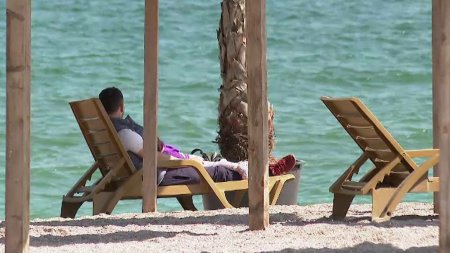 Vremea calda a adus multi turisti pe litoralul romanesc. Am invoit copiii ca sa ne bucuram de <span style='background:#EDF514'>VREMEA FRUMOASA</span>