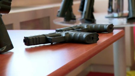 Ministrul Economiei: Fabrica de armament C<span style='background:#EDF514'>UGIR</span> ar putea produce arme Beretta