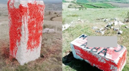 Mesaje <span style='background:#EDF514'>OBSCENE</span> la adresa politiei, pe o piatra-monument din Alba. A fost deschis dosar penal pentru distrugere