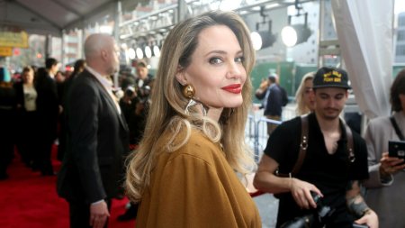 <span style='background:#EDF514'>ANGELINA</span> Jolie, alaturi de fiica ei Vivienne, de 15 ani, la lansarea unui nou musical. FOTO+VIDEO