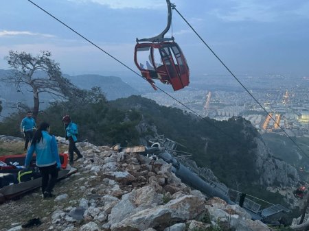 O telecabina a lovit un stalp si s-a deschis in sudul Turciei. Un om a murit si alti 184, care foloseau sistemul de transport prin <span style='background:#EDF514'>CABLU</span>, au ramas blocati