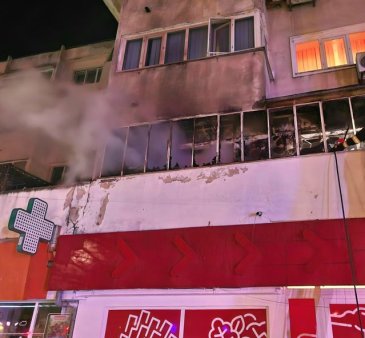 Incendiu puternic intr-un bloc din Giurgiu. <span style='background:#EDF514'>PANICA</span> intre locatari