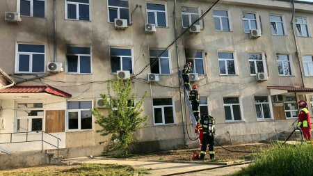 Incendiu de proportii la Directia Sanitar <span style='background:#EDF514'>VETERINAR</span>a Arges. Focul a cuprins un laborator al institutiei