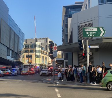 Sute de persoane, evacuate dintr-un <span style='background:#EDF514'>MALL</span> din Sydney dupa presupuse injunghieri si focuri de arma in centrul comercial