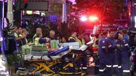 Atac sangeros, intr-un <span style='background:#EDF514'>MALL</span> din Sydney: Cinci oameni au murit si opt au fost raniti, printre care si un bebelus, dupa ce au fost atacati de un barbat