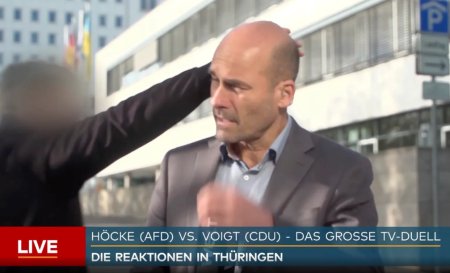 Momentul in care un <span style='background:#EDF514'>REPORT</span>er german primeste o palma peste ceafa si un borbarnac in ureche, in timp ce transmitea in direct