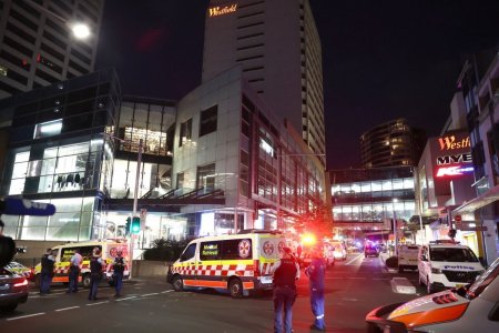 A fost un adevarat masacru, spun <span style='background:#EDF514'>MARTOR</span>ii atacului comis in mall-ul din Sydney. Politista care l-a inpuscat pe atacator, considerata o eroina