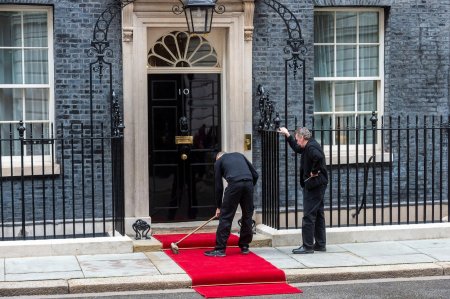 Fost premier britanic: <span style='background:#EDF514'>RESEDINTA</span> din Downing Street era „infestata cu purici”