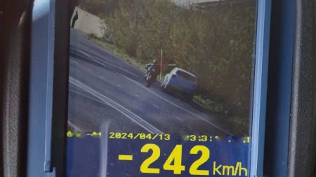 Nu sunt numere la loto. Un <span style='background:#EDF514'>MOTOC</span>iclist a fost prins cand zbura pe sosea cu 242 km/ora, spre Constanta