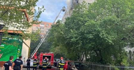 Incendiu puternic intr-un bloc din Bucuresti. O persoana a murit. Mai multi locatari, printre care si un copil, sunt <span style='background:#EDF514'>RANITI</span> VIDEO