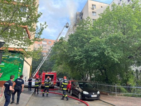 Incendiu la un bloc din Bucuresti. Doi oameni au murit, alti trei au fost dusi la spital. Pompierii au intervenit cu 8 autospeciale